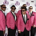 Bruno Mars dan rekan-rekannya di Pink Carpet MTV EMA 2011