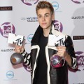 Justin Bieber Bawa Dua Piala MTV EMA 2011
