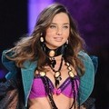 Miranda Kerr tampil eclectic dengan bra ungu di Victoria's Secret Fashion Show 2011