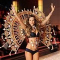 Alessandra Ambrosio dengan pakaian dalam beraksesoris emas 23 karat & kristal Swarovski