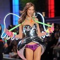 Karlie Kloss di Victoria's Secret Fashion Show 2011