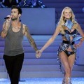 Adam Levine bawakan "Moves Like Jagger" untuk iringi penampilan Anne Vyalitsina di catwalk