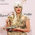 Lady Gaga dengan piala di The Bambi Awards 2011