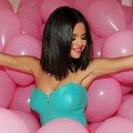 Selena Gomez menari di tengah puluhan balon warna pink