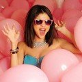 Aksi Selena Gomez di depan kamera saat syuting