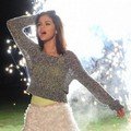Selena Gomez bermain kembang api di malam hari