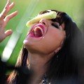 Salah satu akting Selena Gomez di syuting video musik terbarunya