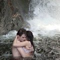 Bella dan Edward berenang bersama di air terjun