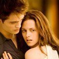 Bella sangat mencintai Edward dan ingin berubah menjadi vampir