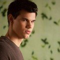 Taylor Lautner marah ketika kawanannya ingin membunuh bayi Bella