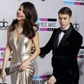 Sikap Perhatian Justin Bieber pada Selena Gomez di Red Carpet AMA 2011