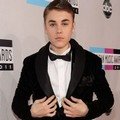 Gaya Elegan Justin Bieber dengan tuksedo di Red Carpet AMA 2011