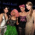 Selena Gomez, Nicki Minaj, Katy Perry dan Taylor Swift pose bareng