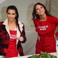 Kim Kardashian dan Jennifer Love Hewitt di perayaan Thanksgiving