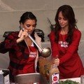 Kim Kardashian dan Jennifer Love Hewitt membagikan makanan