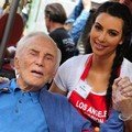 Kim Kardashian membagikan makanan bagi tuna wisma