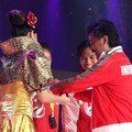 Menegpora Andi Mallarangeng menyerahkan hadiah kepada Atlet SEA Games