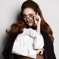 Gaya Jessica dengan Kacamata dan Kumis yang Lucu
