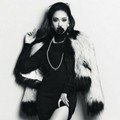 Jessica dengan Jaket Bulu Hitam di Majalah First Look