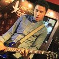 Ello Memainkan Gitarnya di Peluncuran Album 'Damai Bersama-Mu'