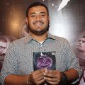 Mike Mohede dengan CD Album 'Damai Bersama-Mu'