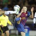 Andres Iniesta menghadang tendangan dari pemain Al Sadd