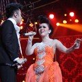 Vidi Aldiano dan Syahrini di Konser 'Dekade Trans Untuk Indonesia'