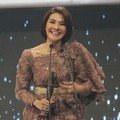 Maudy Koesnaedi Dengan Piala Vidia FFI 2011