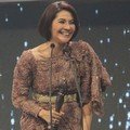 Maudy Koesnaedi Dengan Piala Vidia FFI 2011