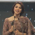 Maudy Koesnaedi Dengan Piala Vidia FFI 2011