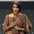 Maudy Koesnaedi Dengan Piala Vidia FFI 2011
