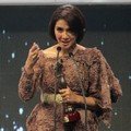 Maudy Koesnaedi Dengan Piala Vidia FFI 2011