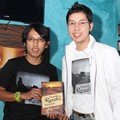 Apoy Wali Memberikan Buku '7 Keajaiban Rezeki' Karya Ippho Santosa untuk Yayasan Yatim Piatu