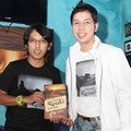 Apoy Wali Memberikan Buku '7 Keajaiban Rezeki' Karya Ippho Santosa untuk Yayasan Yatim Piatu