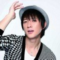 Pose Han Geng di depan Kamera