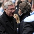 Alex Ferguson dan Roberto Mancini saling bersalaman