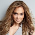 Jennifer Lopez tampill fresh dengan make-up tipis