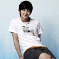 Pose Kim Bum di Depan Kamera