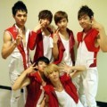 Teen Top Tampil Kompak dengan Paduan Warna Merah Putih