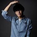 No Min-woo Imut dengan Atasan Denim dan Kaca Mata