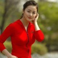 Kim Tae Hee Tampil Casual dengan Jaket Merah