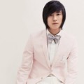 Joo Ji Hoon Tampil Kalem dengan Jas Merah Muda