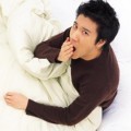 Wang Lee Hom Berpose di depan Kamera