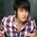 Wu Chun Tampil Casual dengan Kemeja Kotak