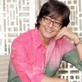 Bae Yong Joon Tampak Kalem dengan Senyumannya