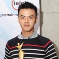 Dion Wiyoko dengan Trophy Asia Model Star Awards 2012