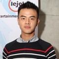 Dion Wiyoko dengan Trophy Asia Model Star Awards 2012