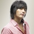Jang Dong Gun Terlihat Kalem dengan Kemeja Merah Muda