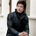 Kwon Sang Woo Bergaya dengan Jaket Hitam