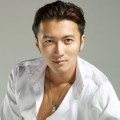 Nicholas Tse Tampil Cakep dengan Kemeja Putih